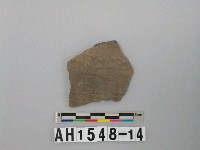 藏品(灰褐色夾砂陶片)的圖片